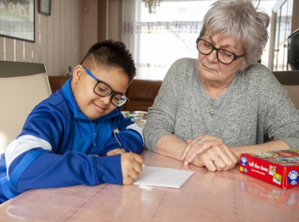 Presheen samen de juf aan het werk