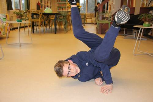 Senn doet een breakdance trucje