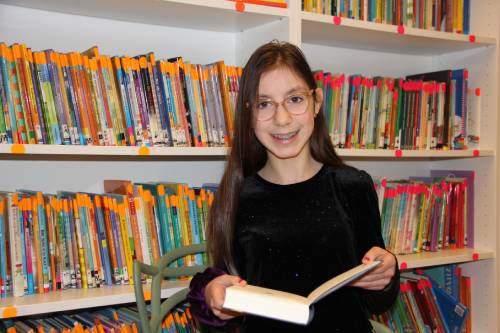 Portret Talia bij de boekenkast