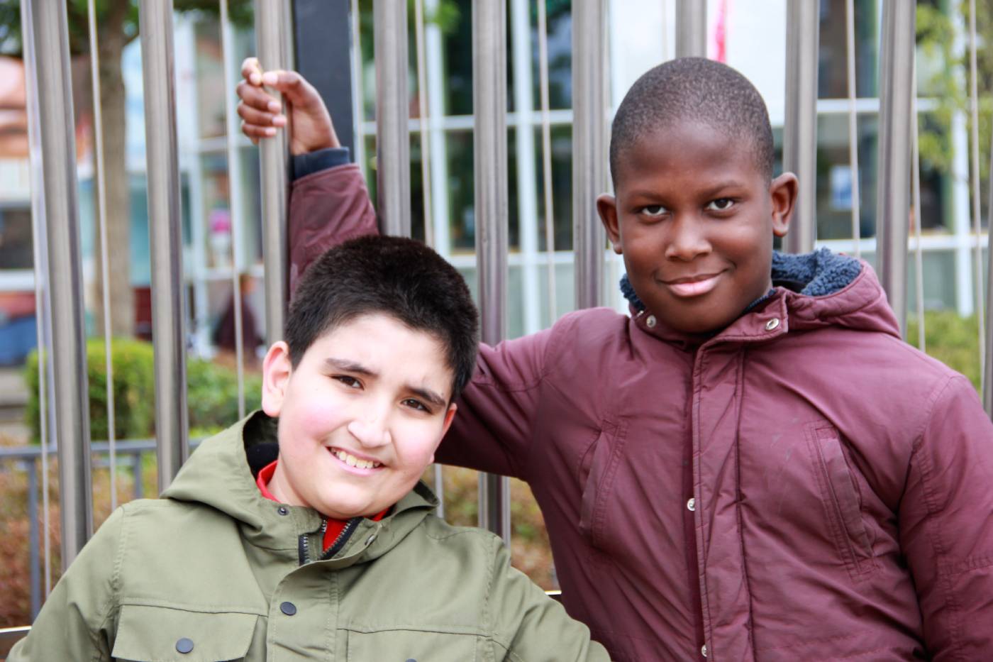 Furkan en Mohamed staan samen bij het hek 