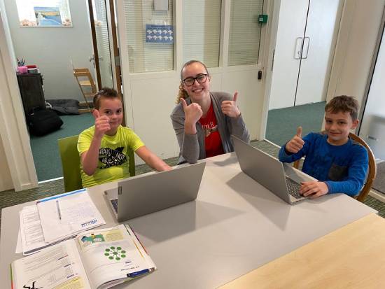 Kinderen blij met de laptops