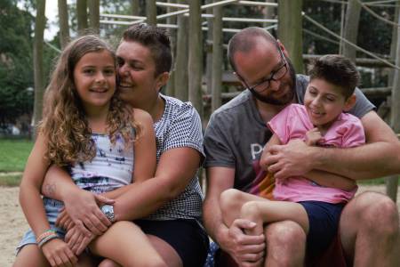 Gezinsfoto met Kate op schoot bij haar vader