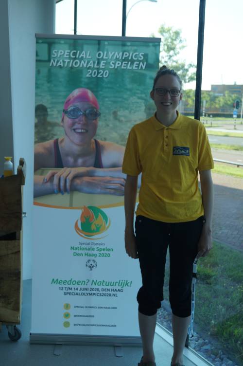 Meisje Vera voor bord Special Olympics