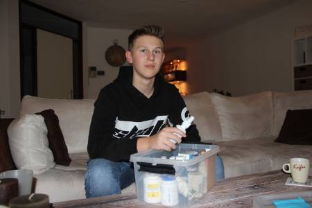 Jongen Damian met medicijndoos Lyme