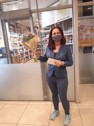 Vanessa krijgt opbrengst statiegeldactie Jumbo 2021 overhandigd