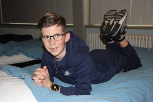 Senn rust uit op het schoolbed