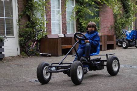 Adam op de skelter bij de zorgboerderij