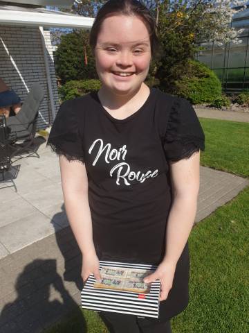 Meisje met taart in handen