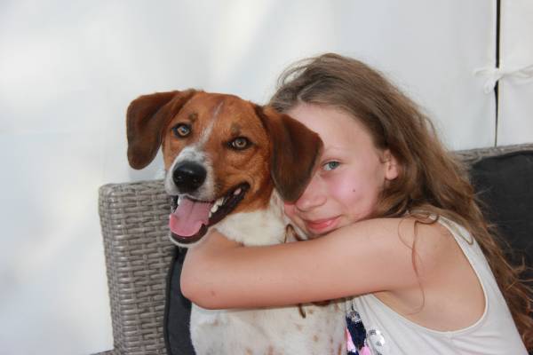 Jasmijn knuffelt met haar hond Rakker