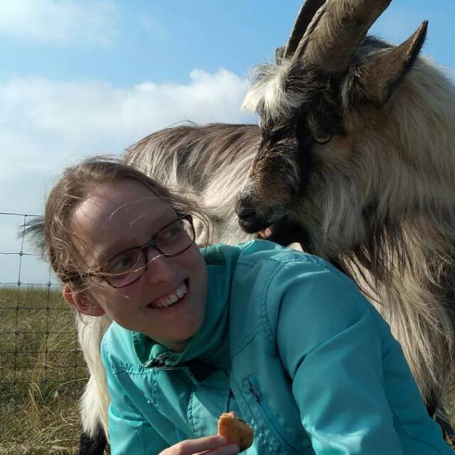 Meisje Vera met geit boerderij dagbesteding