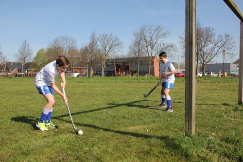 Kevin en Taeke hockeyen