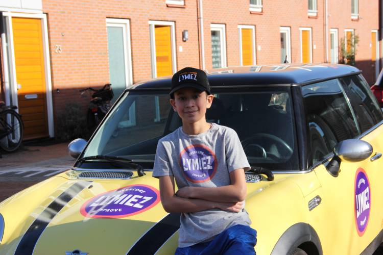 Jongen Naim met Lyme voor auto 