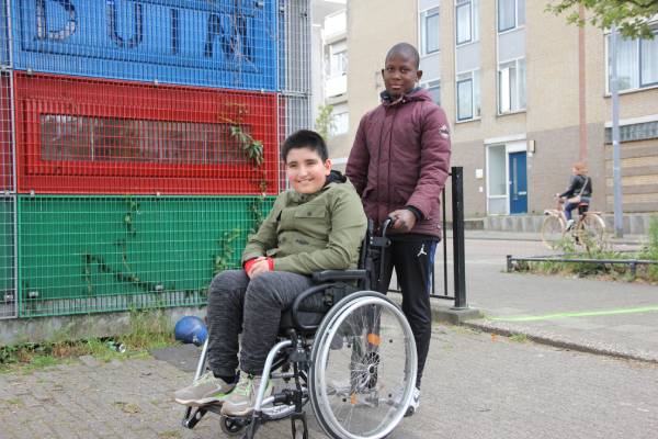 Furkan en Mohamedsire op het schoolplein