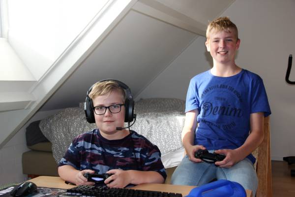 Stan en Max gamen samen