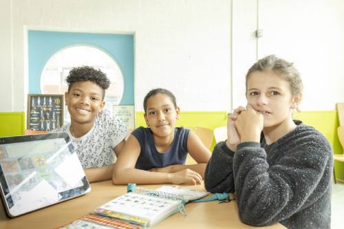 Iefke in de klas met haar klasgenoten