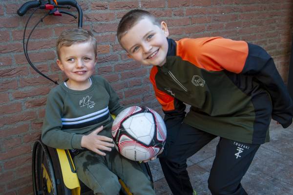 Dion en Barry samen met de voetbal