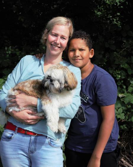Marc met moeder en hond portret 2 impact gezin reg afb 450x565.jpg
